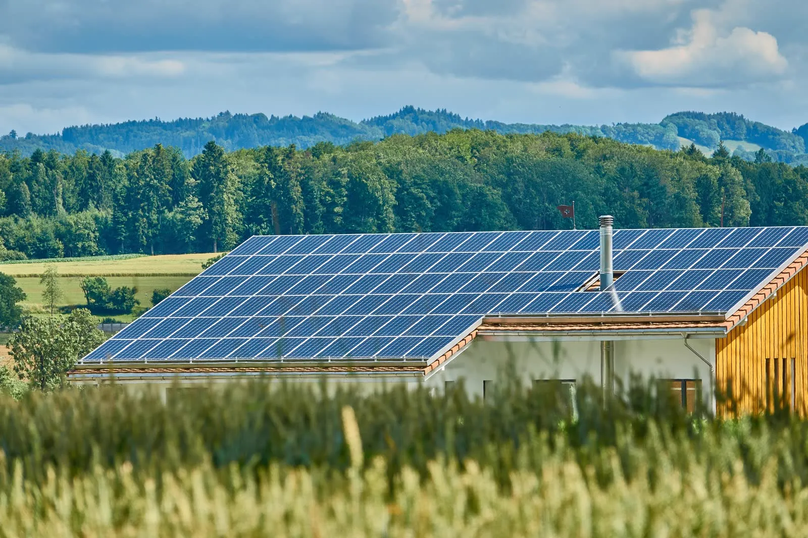 Illustration de l’article « Photovoltaïque : penser modules, onduleurs, protections et fixations ensemble »